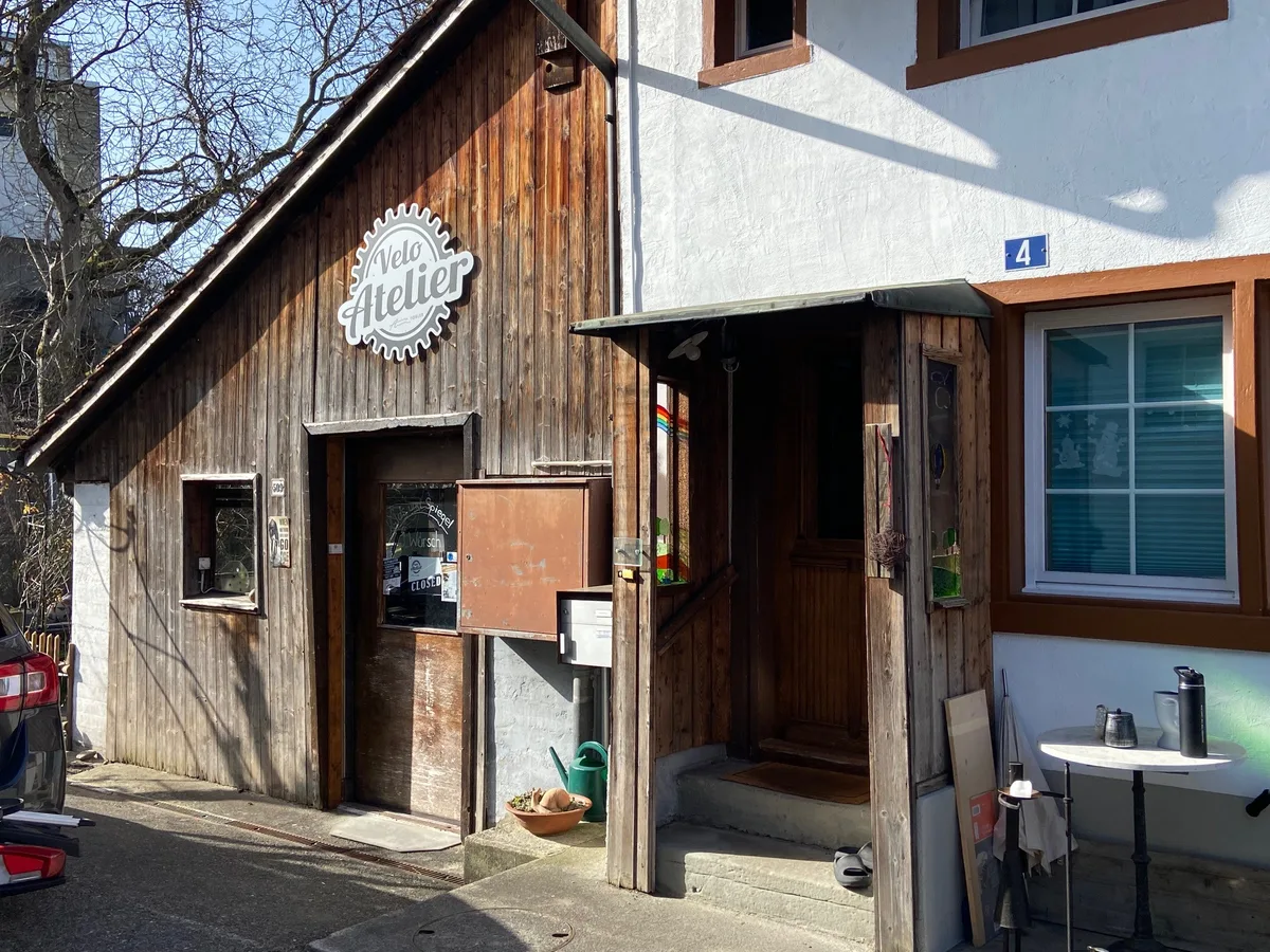 Adi Tobler arbeitet in seinem Velo-Atelier mit Holz und Charme. Adi Tobler in seinem neuen Velo-Atelier.